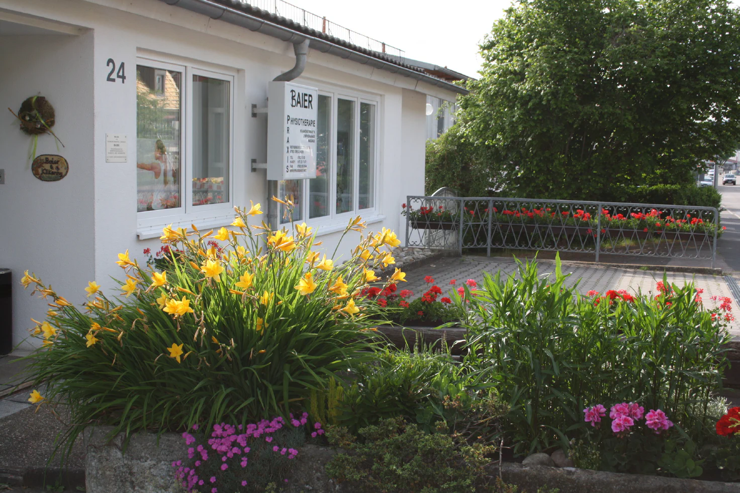 Bilder der Praxis - Parkplätze und Eingangsbereich